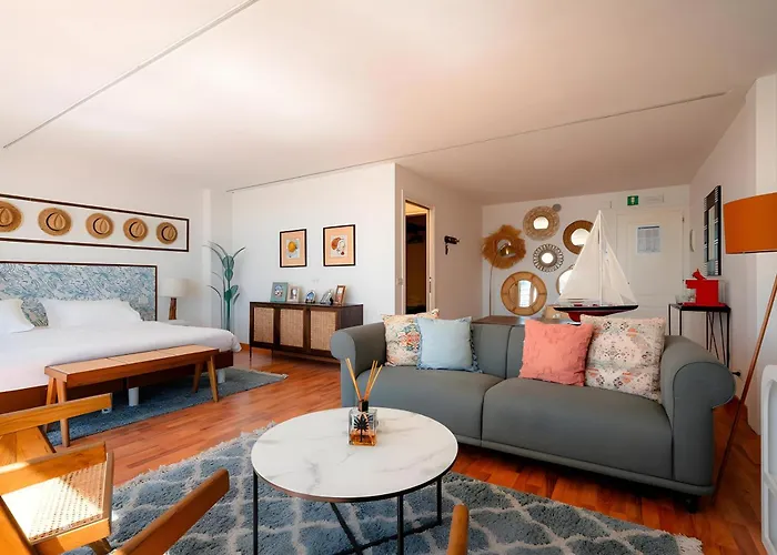 Hotiday Marina Градо